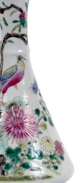 CHINE - XIXe siècle Paire de vases à panse basse et col légèrement évasé en porcelaine...