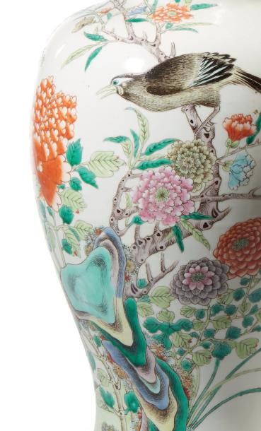 CHINE - Vers 1900 Vase de forme balustre à col évasé en porcelaine émaillée polychrome...