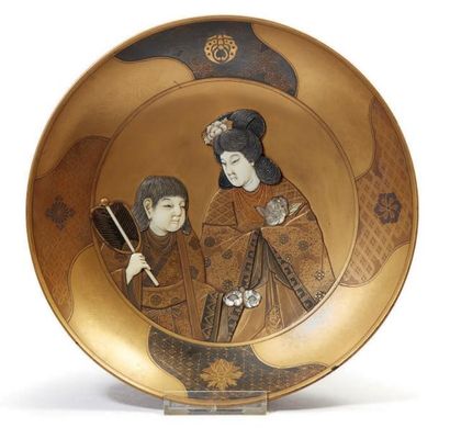 JAPON - Epoque EDO (1603 - 1868) * Coupe en laque or à décor en incrustation d'ivoire...