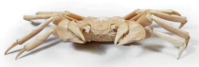 JAPON - Epoque MEIJI (1868 - 1912) * Crabe articulé en ivoire à patine jaune. L....