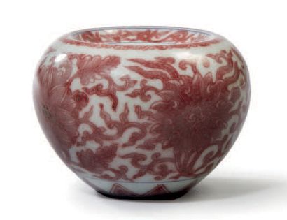 CHINE Lave-pinceaux balustre en porcelaine à décor en rouge de cuivre de fleurs de...