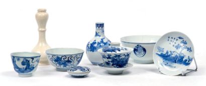 CHINE - Vers 1900 Ensemble en porcelaine décorée en bleu sous cou­verte comprenant...