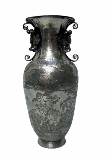 CHINE - Début XXe siècle Vase balustre à col évasé en argent incisé de paysage lacustre,...