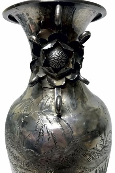 CHINE - Début XXe siècle Vase balustre à col évasé en argent incisé de paysage lacustre,...