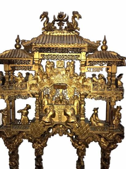 CHINE, Ningpo - XIXe siècle Ornement en bois sculpté et laqué or à plusieurs registres,...