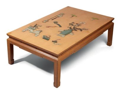 CHINE - XIXe siècle Table basse de forme rectangulaire en bois laqué beige et à décor...