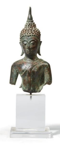 THAILANDE - XVIIE SIÈCLE Buste de bouddha en bronze à patine verte, les yeux mi-clos,...