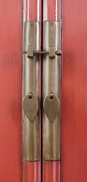 CHINE Paire de grandes armoires en bois laqué rouge.
Dim. 273 x 94 x 43 cm.
