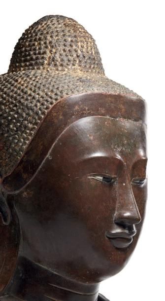 BIRMANIE, Mandalay - XIXe siècle Tête de bouddha en bronze à patine brune et traces...