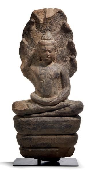 CAMBODGE - Période khmère, BAYON, XIIe/XIIIe siècle Statue de bouddha en grès gris...