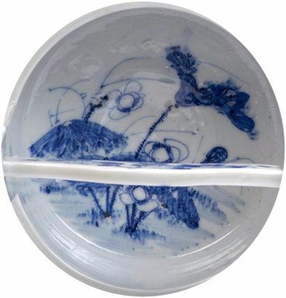 JAPON - Epoque MEIJI (1868 - 1912) Panier et verseuse en porcelaine décorée en bleu...