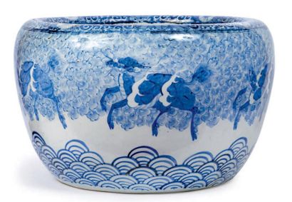 JAPON - Vers 1900 Grande vasque en porcelaine décorée en bleu sous couverte de kirin...