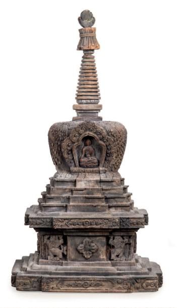 TIBET - XIXE SIÈCLE Stupa en bois, le dôme sculpté d'une effigie de sakyamuni tenant...