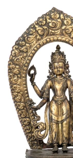 NEPAL - XVIIIe siècle Statuette de Vishnu en bronze doré debout sur un socle en forme...