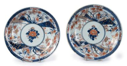 JAPON, Imari - Milieu Epoque EDO (1603 - 1868) Paire de coupes en porcelaine décorée...