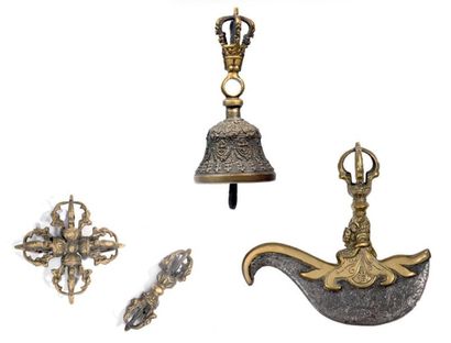 TIBET - XXe siècle Ensemble comprenant un double vajra, un vajra, une cloche ghanta,...