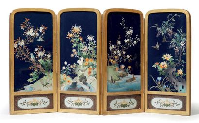 JAPON - Epoque MEIJI (1868 - 1912) Paravent miniature en bronze et émaux cloisonnés,...