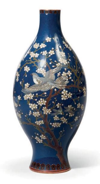 JAPON - Epoque MEIJI (1868 - 1912) Vase balustre à col étroit en émaux cloisonnés...