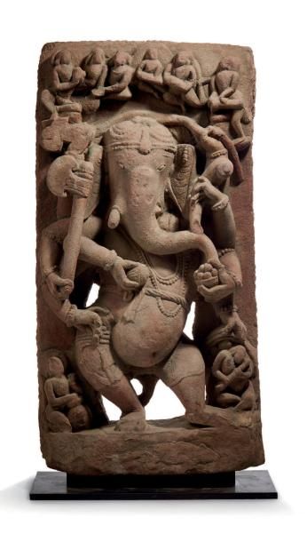 INDE - XIe siècle Stèle en grès beige, Ganesh debout en tribhanga, à six bras, ten­ant...
