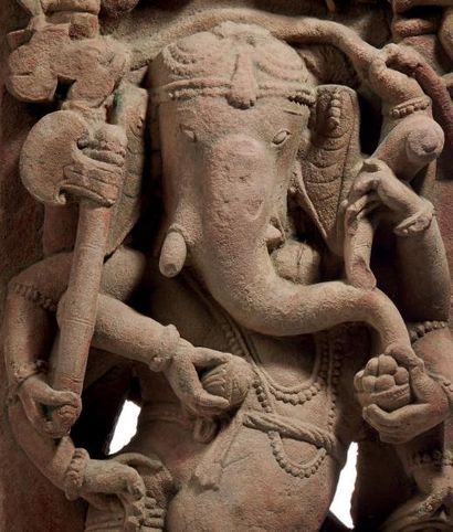 INDE - XIe siècle Stèle en grès beige, Ganesh debout en tribhanga, à six bras, ten­ant...