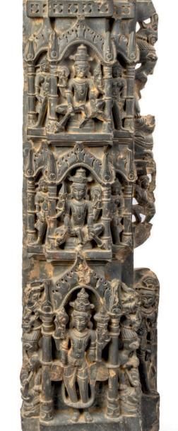 INDE - XIIe/XIIIe siècle Stele en schiste gris, Vishnu debout a quatre bras tenant...