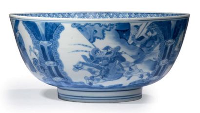 CHINE - EPOQUE KANGXI (1662 - 1722) Bol en porcelaine décorée en bleu sous couverte...