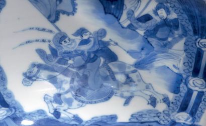 CHINE - EPOQUE KANGXI (1662 - 1722) Bol en porcelaine décorée en bleu sous couverte...