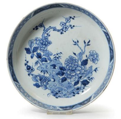 CHINE - EPOQUE KANGXI (1662 - 1722) Coupe en porcelaine à décor en bleu sous couverte...