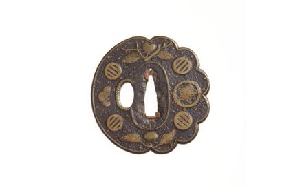 JAPON - Début Epoque EDO (1603 - 1868) Tsuba en forme de demi kiku en fer à décor...