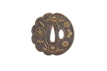 JAPON - Début Epoque EDO (1603 - 1868) Tsuba en forme de demi kiku en fer à décor...