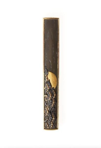 JAPON - Epoque EDO (1603 - 1868), XIXe siècle Kozuka en shibuichi à décor incrusté...