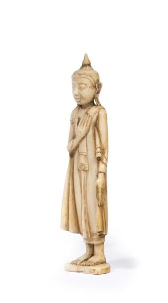 JAPON - Epoque MEIJI (1868 - 1912) * Okimono en ivoire, Hotei debout portant son...