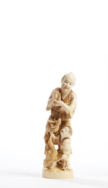 JAPON - Epoque MEIJI (1868 - 1912) * Okimono en ivoire, pêcheur debout avec un enfant.
H....