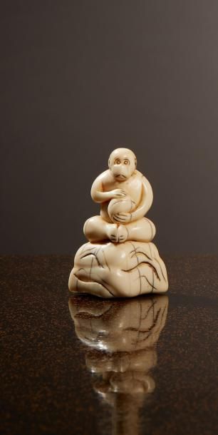 JAPON - Epoque EDO (1603 - 1868), XVIIIe siècle * Netsuke en ivoire, singe assis...