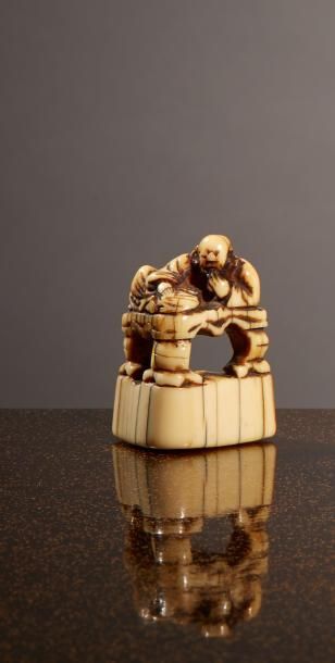 JAPON - Epoque EDO (1603 - 1868), XVIIIe siècle * Netsuke en ivoire à patine jaune,...