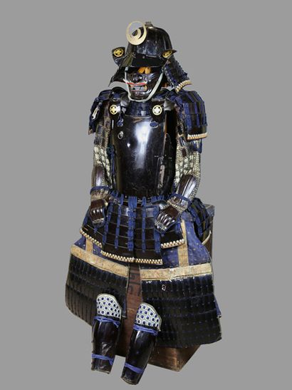 JAPON - XIXE SIÈCLE Armure composée de:
- Kabuto à douze lamelles de type sujibachi,...