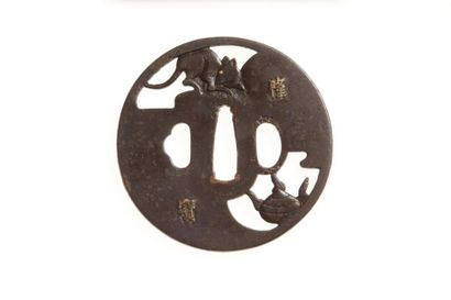 JAPON - Epoque EDO (1603 - 1868), XIXe siècle Maru gata en fer à décor ajouré en...
