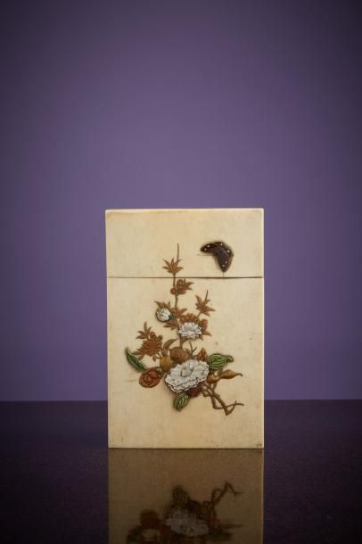 JAPON - Epoque MEIJI (1868 - 1912) * Etui à cartes en ivoire à décor en hiramaki-e...