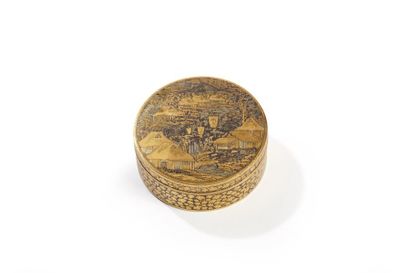 JAPON - Epoque MEIJI (1868 - 1912) Petite boîte ronde en fer à décor en nunome zogan...