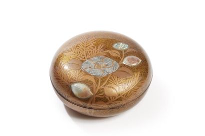 JAPON - Epoque MEIJI (1868 - 1912) Boîte ronde en laque nashiji à décor en hira maki-e...