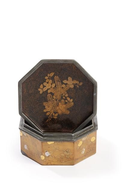 JAPON - Epoque MEIJI (1868 - 1912) Boîte octogonale de type in­ro-buta-zukuri à décor...