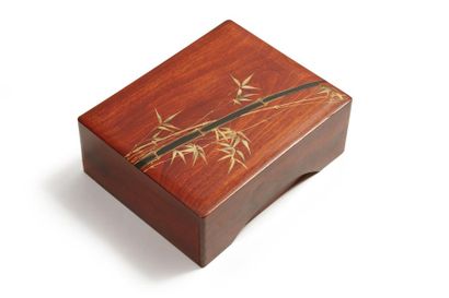 JAPON - Epoque MEIJI (1868 - 1912) Tebako en bois naturel à décor en laque or et...