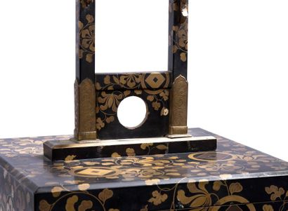 JAPON - Epoque EDO (1603 - 1868) Porte-miroir (kagamidai) en laque noire décorée...