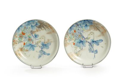 JAPON - Epoque MEIJI (1868 - 1912) Paire de coupes en porcelaine émaillée poly­chrome...