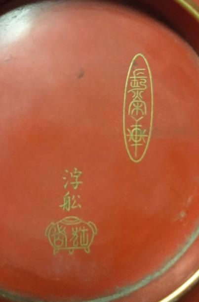 JAPON - Epoque MEIJI (1868 - 1912) Coupe en laque rouge à décor en hiramaki-e de...