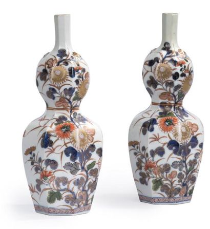 JAPON, Imari - Époque MEIJI (1868 - 1912) Paire de vases de forme double gourde et...