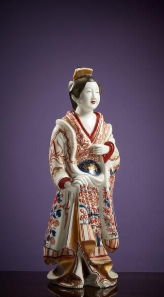 JAPON, Imari - XIXe siècle Deux statuettes de jeunes femmes debout en kimono en porcelaine...