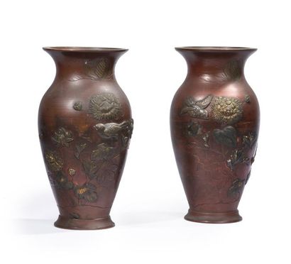 JAPON - Epoque MEIJI (1868 - 1912) Paire de vases balustre à col évasé en bronze...