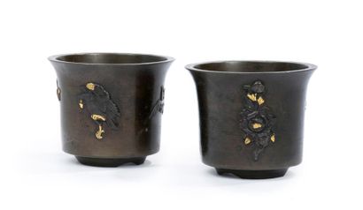 JAPON - Epoque MEIJI (1868 - 1912) Paire de vases balustre à col évasé en bronze...