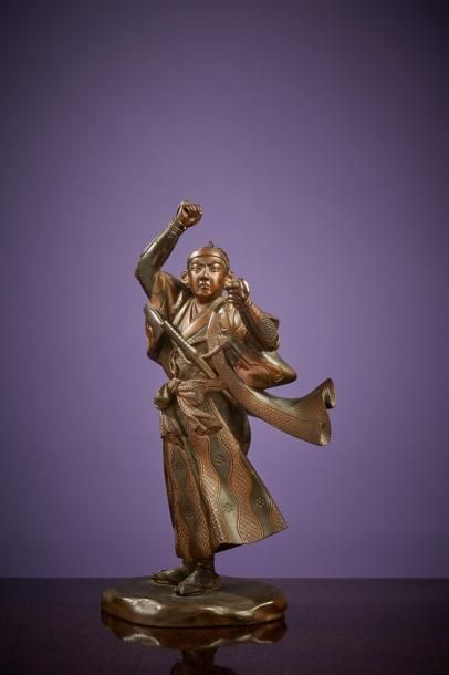 JAPON - Epoque MEIJI (1868 - 1912) Statuette en bronze, samourai levant le bras,...